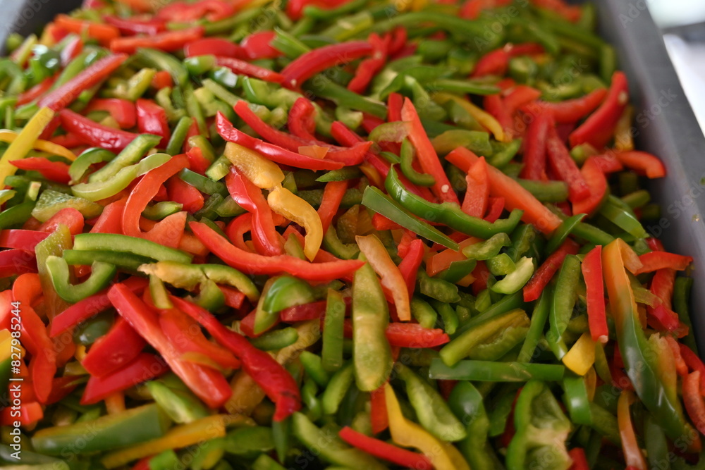pimientos de tres colores, rojo, verde y amarillo en rajas pimientos de tres colores, rojo, verde y amarillo en rajas