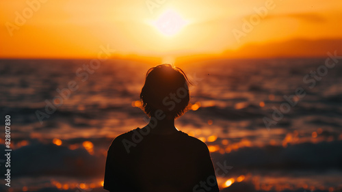 海辺の夕焼け 人のシルエット