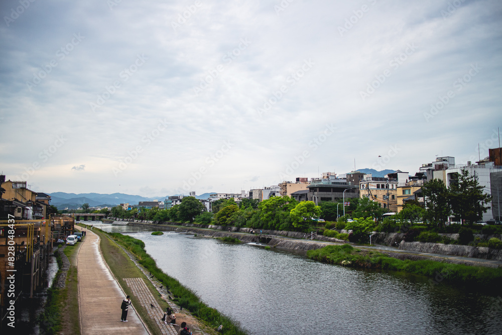 Obraz premium Kamogawa River in Kyoto, Japan 日本の京都の鴨川