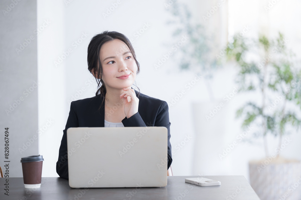 オフィスでパソコンを使う考える悩む(思いつく、思い出す)などのポーズの女性のクローズアップ コピースペースあり オフィスでパソコンを使う考える悩む(思いつく、思い出す)などのポーズの女性のクローズアップ コピースペースあり