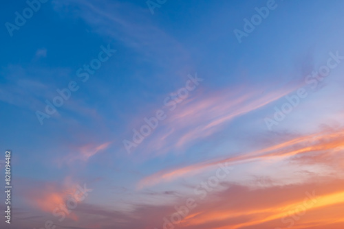 優しい色の夕空