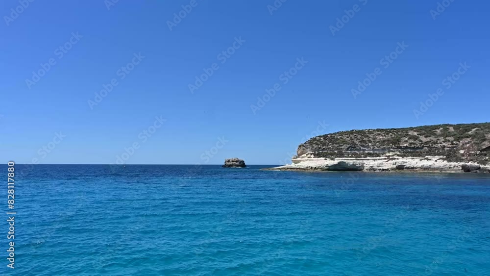 la spiaggia di lampedusa vista dal male su di una barca la spiaggia di lampedusa vista dal male su di una barca