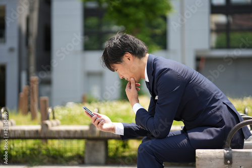 公園とスマホとビジネスマン