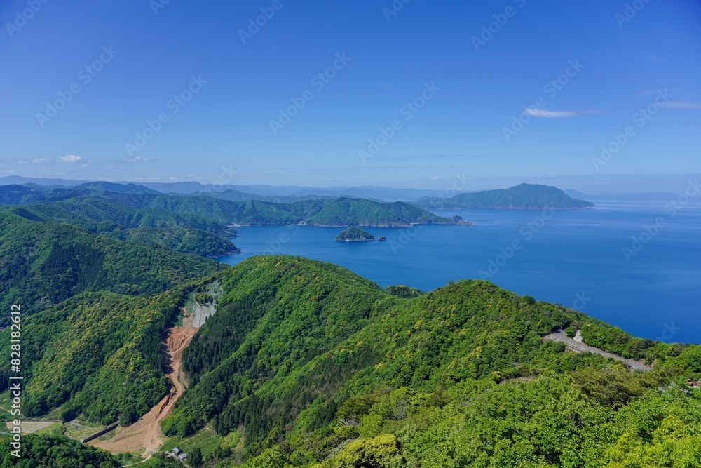 三方五湖展望台から見下ろす日本海の情景