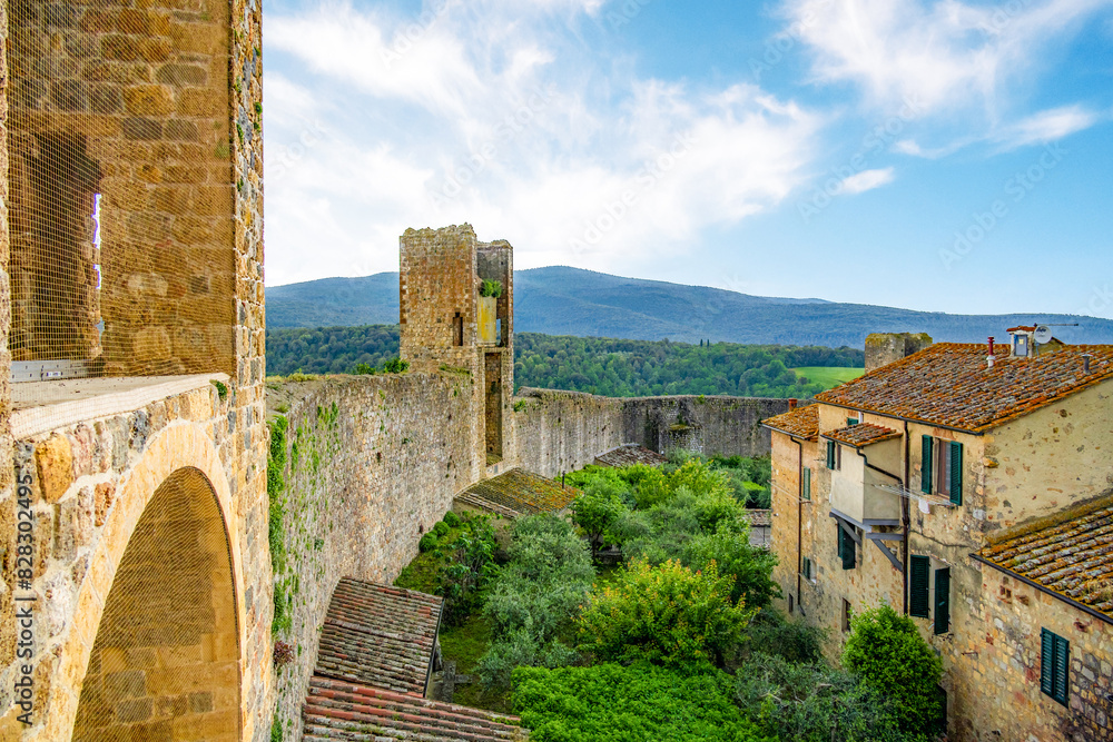 Obraz premium View of Monteriggioni, Tuscany medieval town on the hill.