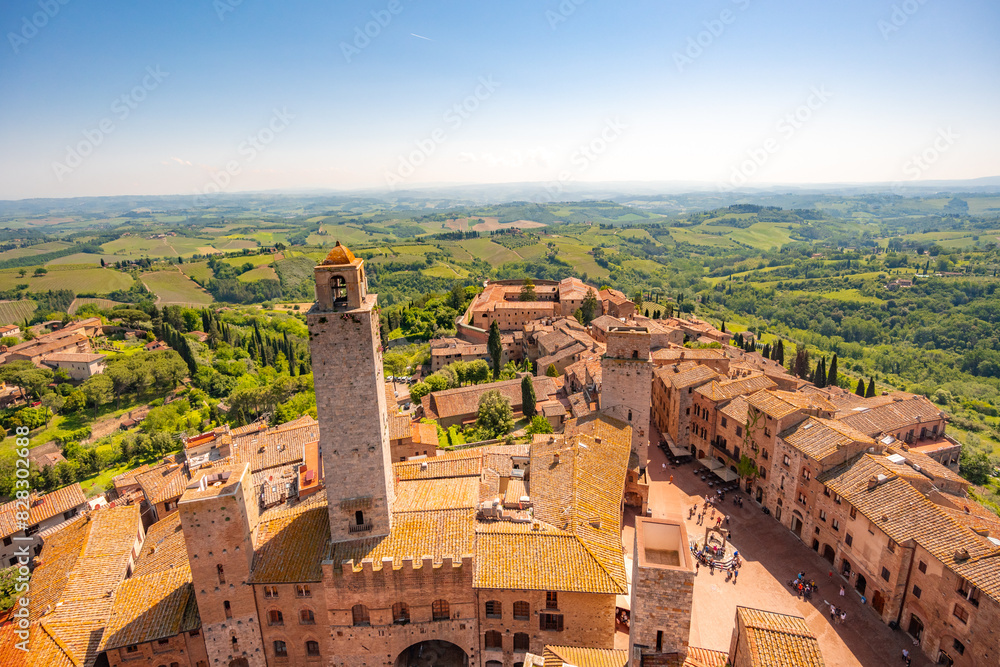 Fototapeta premium Medieval San Gimignano hill town with skyline of medieval towers, including the stone Torre Grossa. Province of Siena, Tuscany, Italy.