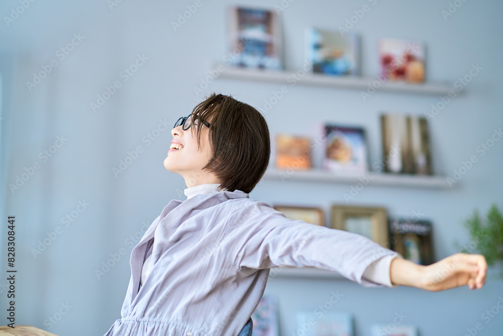 Obraz premium 部屋でリラックスする女性