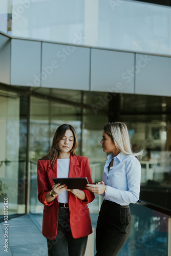 Two businesswomen discuss s...