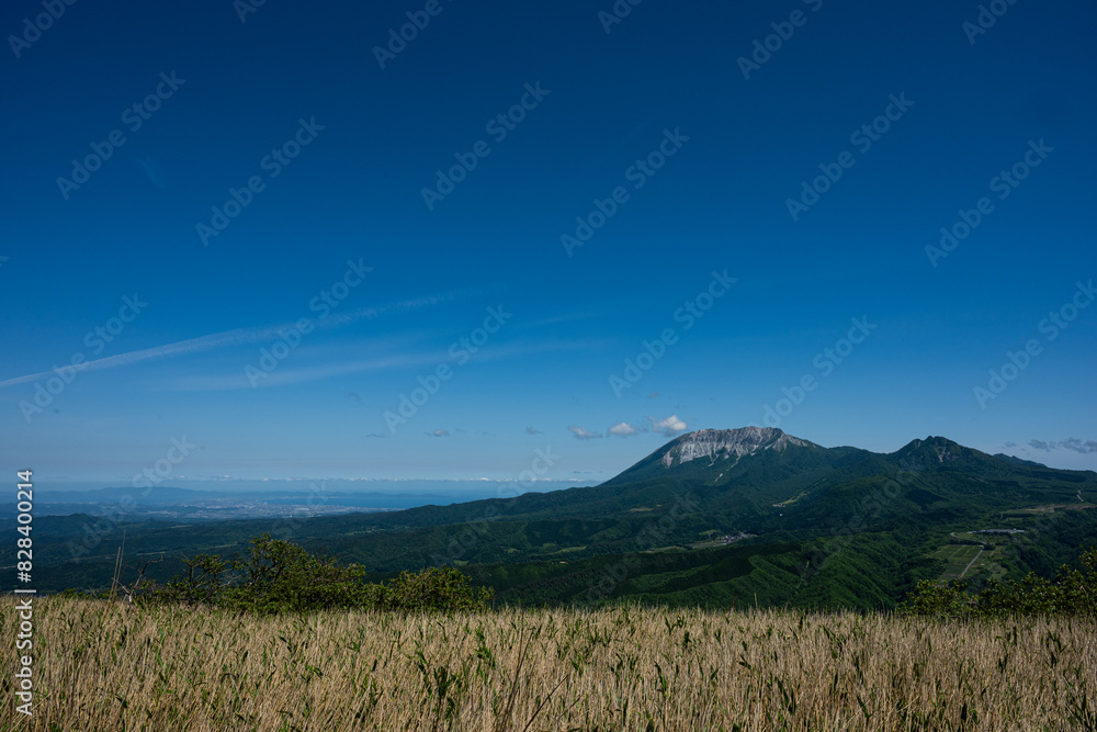 Obraz premium 日本の岡山県と鳥取県を跨ぐ三平山の美しい初夏の風景