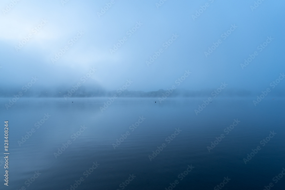 霧に包まれた美しい湖　精進湖