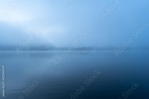 霧に包まれた美しい湖 精進湖