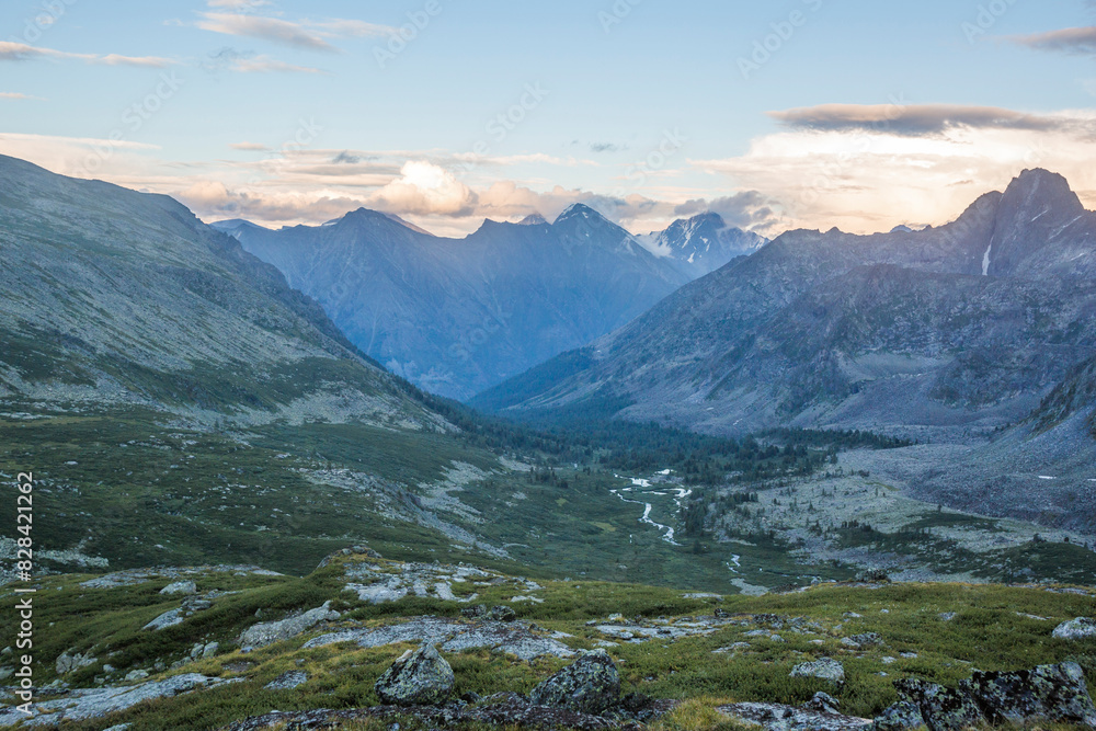 Obraz premium Mountain valley of Eshtu river. Altai landscape