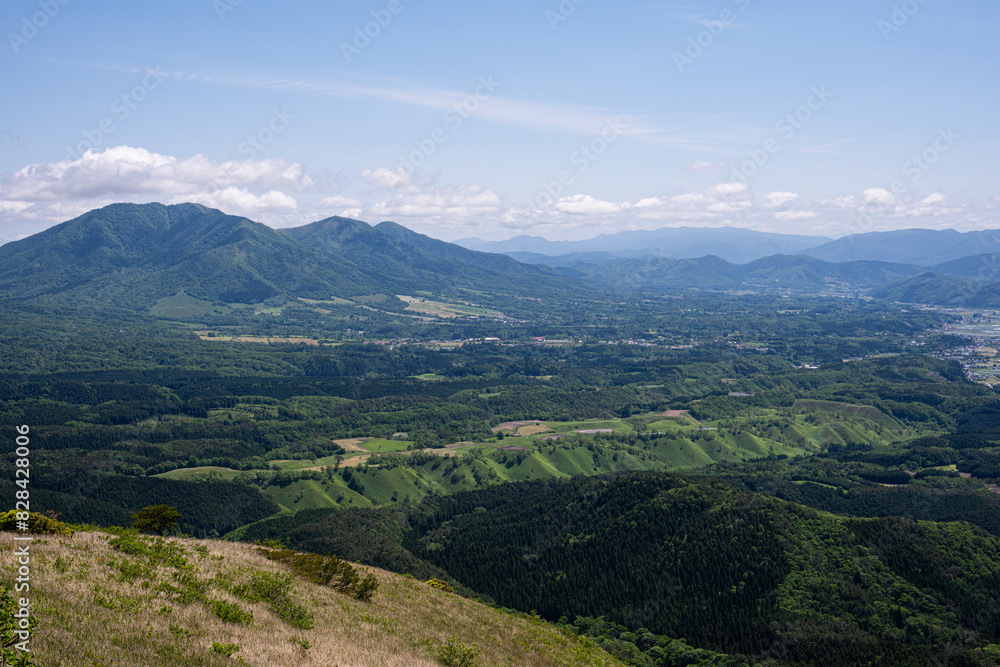 Fototapeta premium 日本の岡山県と鳥取県を跨ぐ三平山の美しい初夏の風景