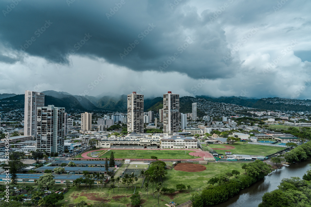 Fototapeta premium Dark clouds in Honolulu, Oahu, Hawaii. Koolau Range shield volcano,‘Iolani School
