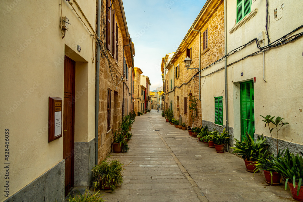 Fototapeta premium Abendrunde durch die antike Altstadt von Alcúdia inkl. einen fantastischen Sonnenuntergang auf der Balleareninsel Mallorca - Spanien
