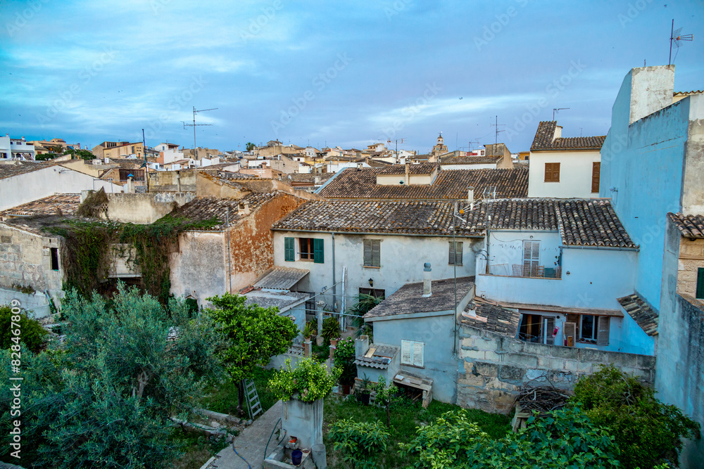 Obraz premium Abendrunde durch die antike Altstadt von Alcúdia inkl. einen fantastischen Sonnenuntergang auf der Balleareninsel Mallorca - Spanien