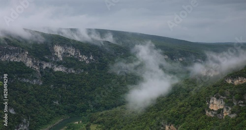 formation de nuages au dessus des Gorges de l'Ardèche en France
