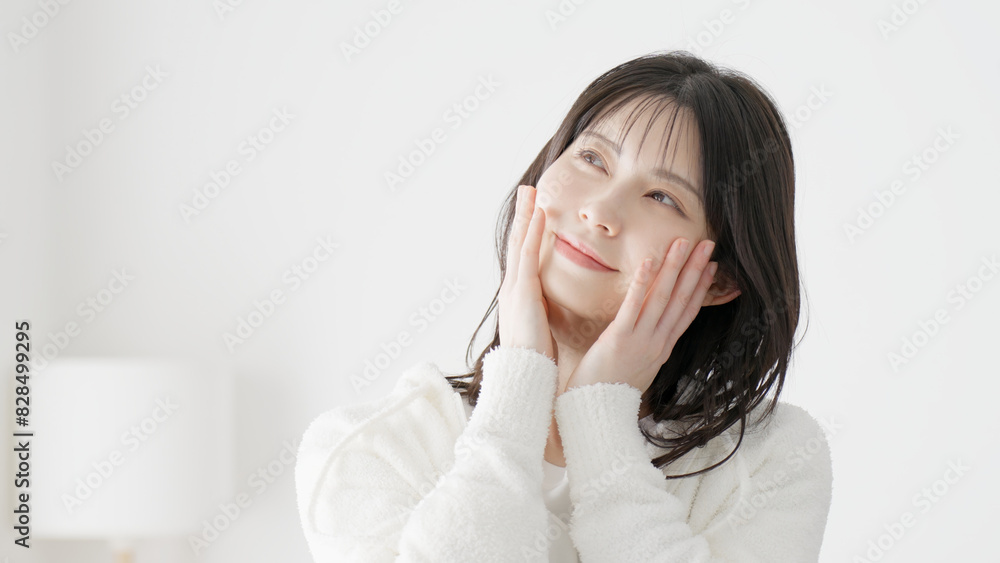 朝、スキンケアをする女性