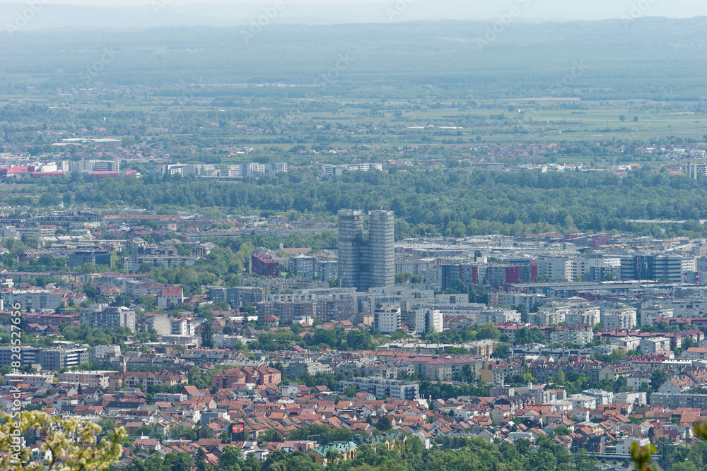 Obraz premium Cityscape of Zagreb seen from mountain's peak