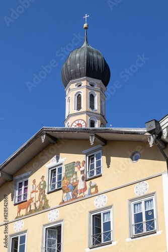 Kirche Sankt Andreas Wolfratshausen mit H  userzeile am Obermarkt