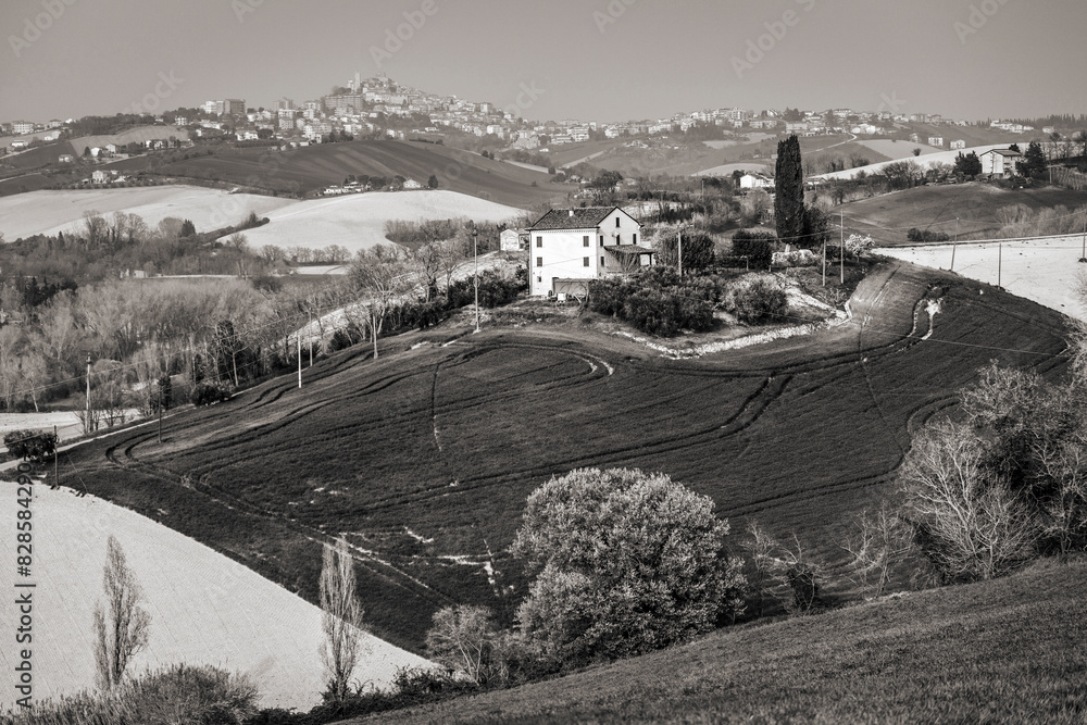 Paysage vallonné de la région des Marches en Italie Paysage vallonné de la région des Marches en Italie