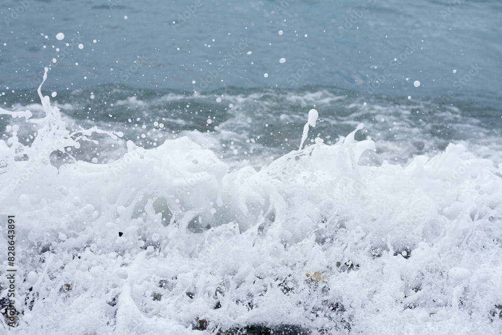 Fototapeta premium Sea wave crashing on the shore