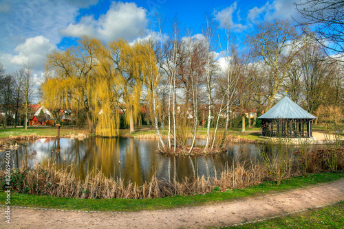 Pavillon am Schlossparkteich im Schlosspark in Gemmingen im Kraichgau, Landkreis Heilbronn, Baden-Württemberg; Süddeutschland, Deutschland, Europa. photo