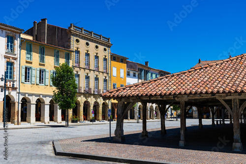 Immeubles anciens autour de la place centrale de l’ancienne bastide royale de Revel