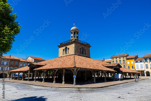 Halle centrale et son beffroi de l’ancienne bastide royale de Revel