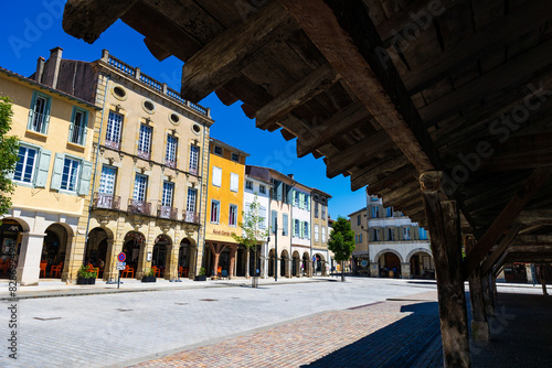 Immeubles anciens autour de la place centrale de l’ancienne bastide royale de Revel photo