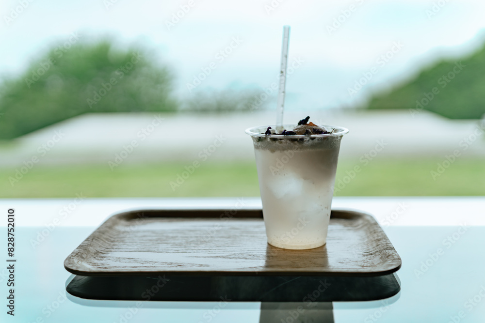 海沿いのテラス席で飲むさわやかなドリンク 海沿いのテラス席で飲むさわやかなドリンク