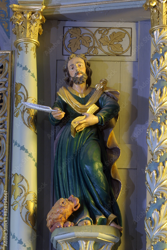 Obraz premium Saint Mark the Evangelist, statue on High altar in the Parish Church of Exaltation of the Holy Cross in Kriz, Croatia