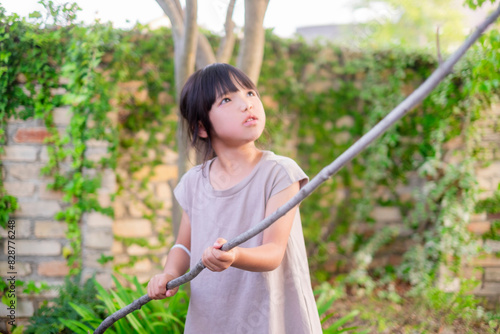 木の枝を持つ女の子