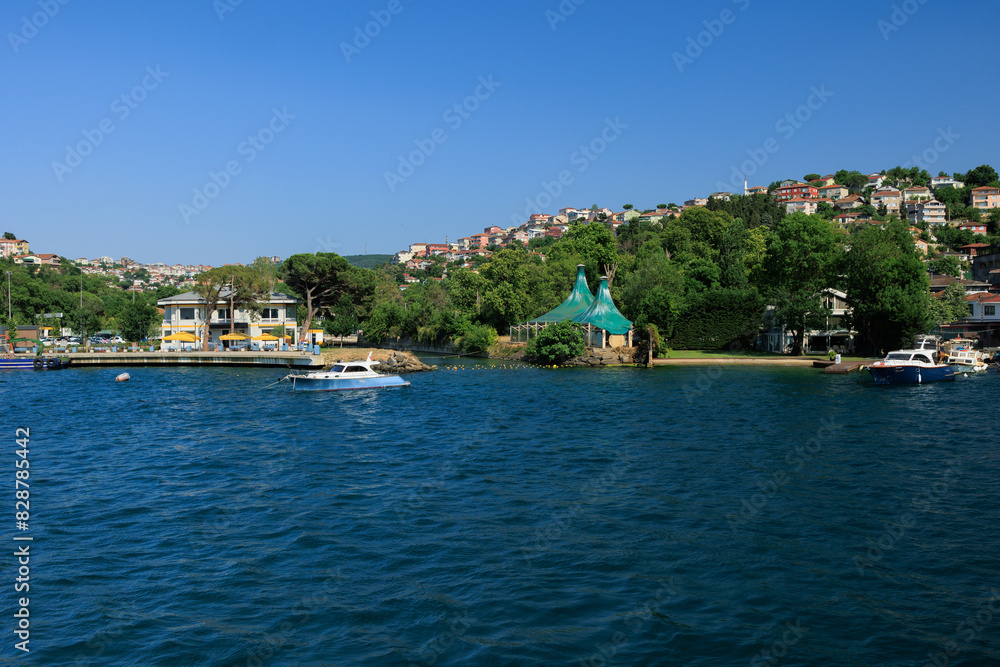 Obraz premium Turquoise blue sea water. View of the Bosphorus in Istanbul city on sunny summer day, in a public place.