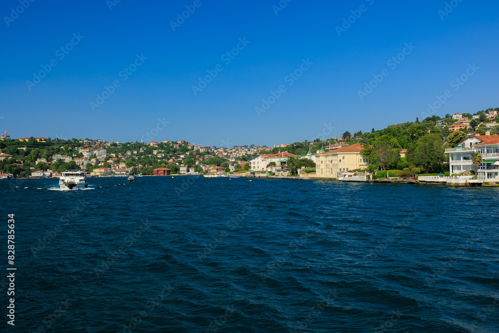 Naklejka premium Turquoise blue sea water. View of the Bosphorus in Istanbul city on sunny summer day, in a public place.