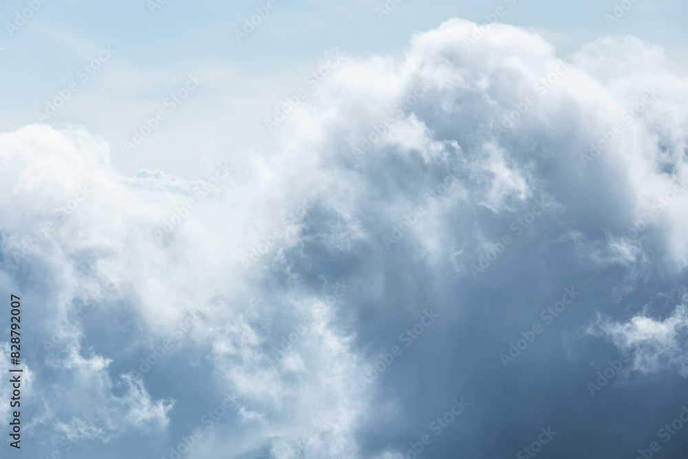 Obraz premium The sky is filled with clouds, creating a moody atmosphere