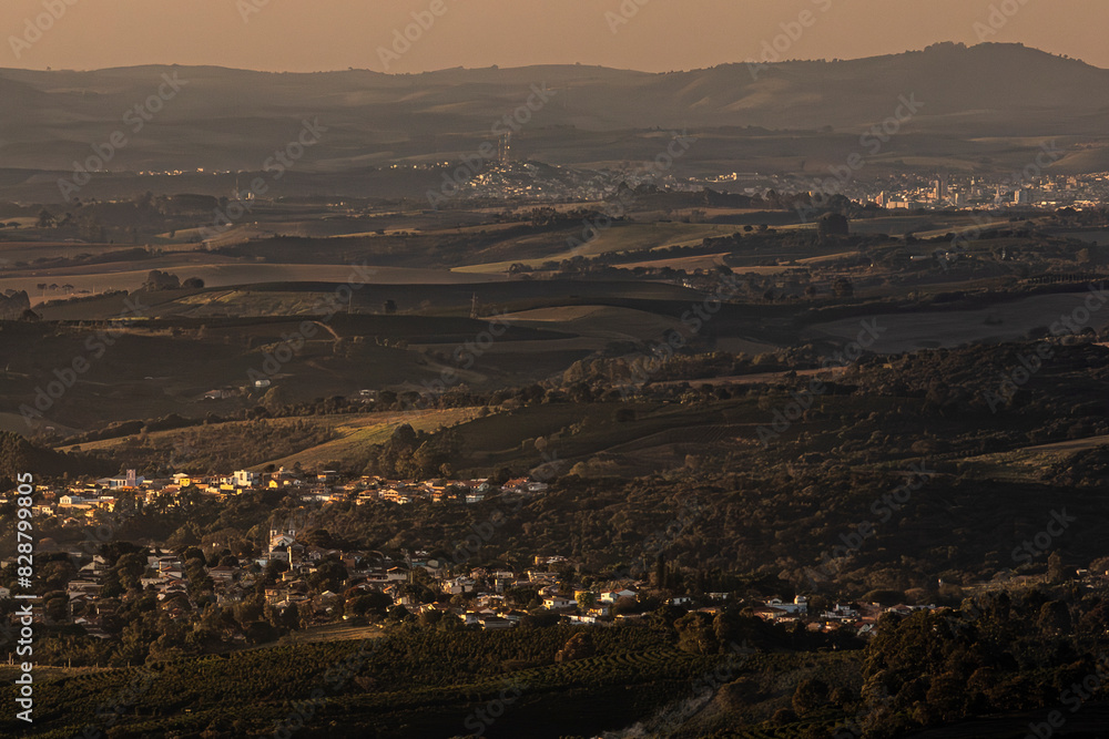 Vista das montanhas, torres da igreja da cidade de Cambuquira, Minas Gerais