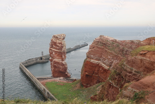 Die lange Anna an den Klippen und Felsen der Insel Helgoland in der Nordsee