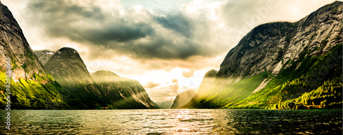 Sonnenstrahlen an einem Fjord in Noregenw