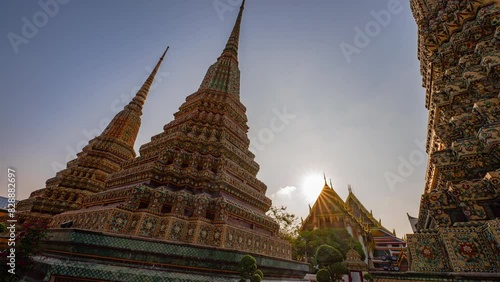 Time lapse The sun shines brightly over the top of the pagoda in Wat Pho, Bangkok.
beautiful pagoda Decorated with glazed tiles and colorful cups in Thai architecture applied in Chinese style.