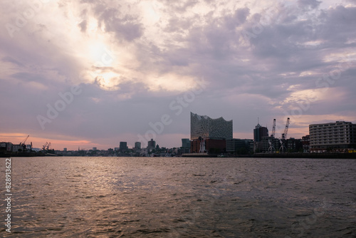 Sonnenuntergang über dem Hamburger Hafen