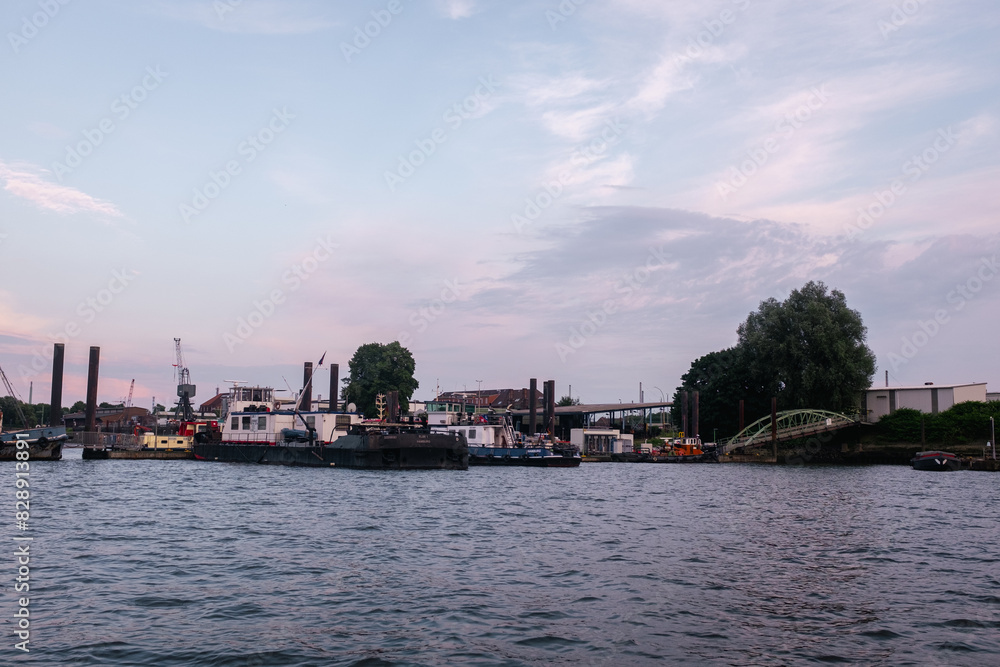 Fototapeta premium Sonnenuntergang über dem Hamburger Hafen