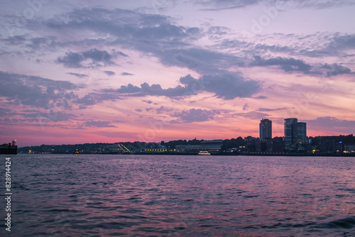 Sonnenuntergang über dem Hamburger Hafen