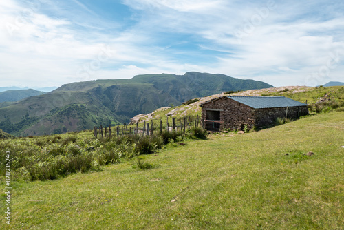 Wallpaper Mural Casa para animais toda construida em pedra com uma cerca de madeira,  no alto da montanha num dia de primavera Torontodigital.ca
