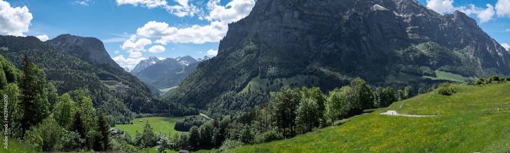 Vorarlberg, Österreich: Panorama hoch aufragender Alpengipfel Vorarlberg, Österreich: Panorama hoch aufragender Alpengipfel