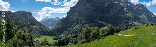 Vorarlberg, Österreich: Panorama hoch aufragender Alpengipfel