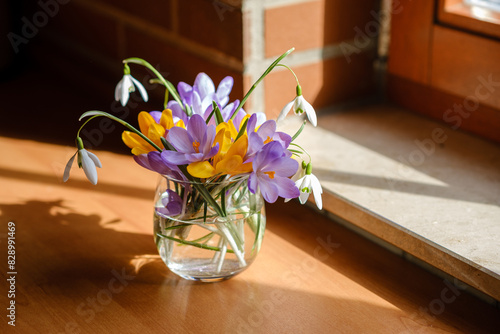 Obraz na płótnie Bouquet of purple crocus in vase. Spring flowers in a vase. w salonie