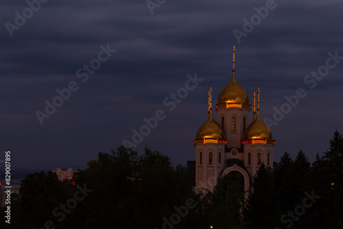 Obraz na plátně Close-up view of golden cupolas of Russian Orthodox Church of All Saints at beginning of sunrise in Volgograd city, Russia