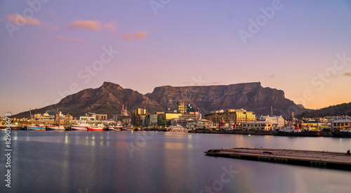 Obraz na płótnie victoria & alfred v&a waterfront and table mountain in the background during sunset, Cape Town, South Africa w salonie