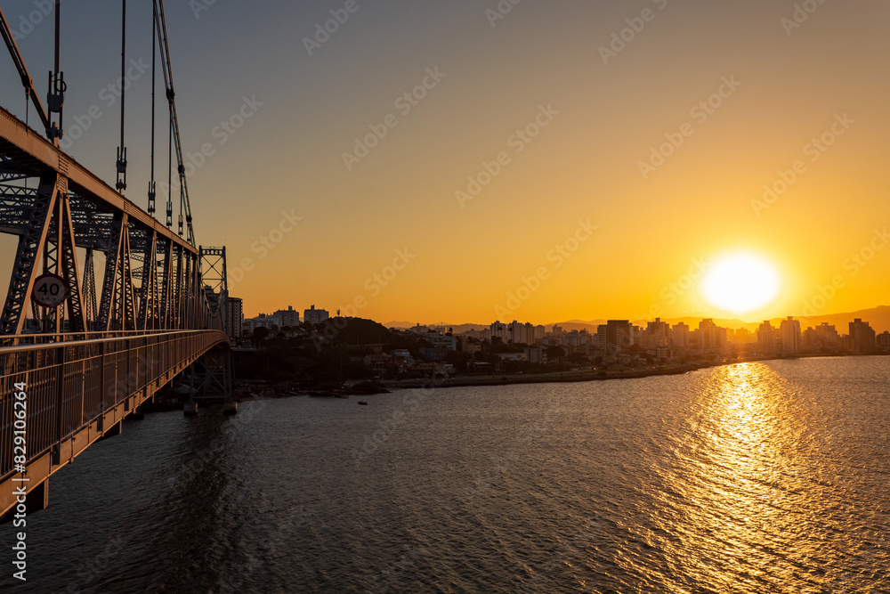 pôr-do-sol e a avenida beira-mar continental bairro Estreito de Florianópolis, Santa Catarina, Brasil Florianopolis ao lado a ponte Hercílio Luz  